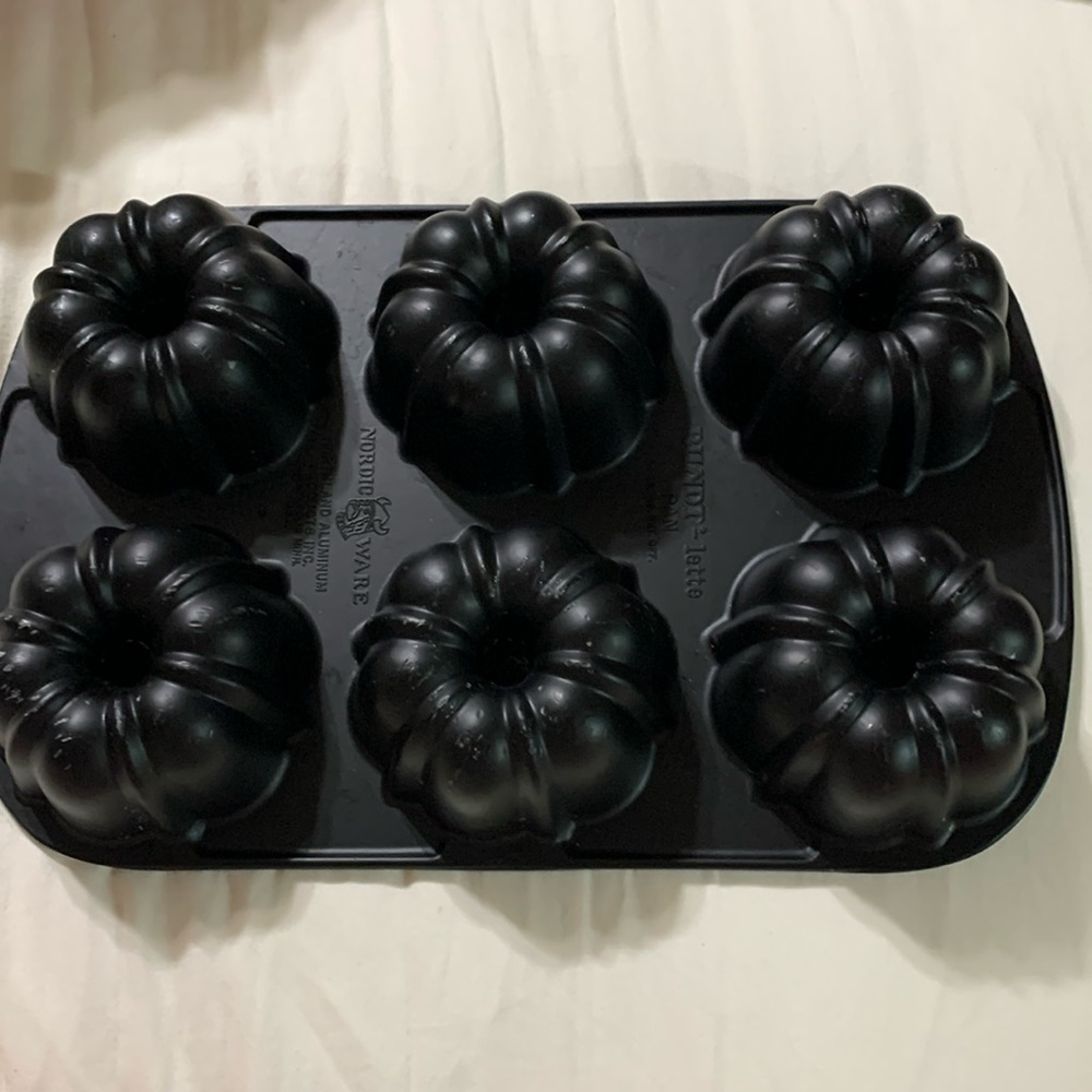 Nordic Ware six mini Bundt cake pan
